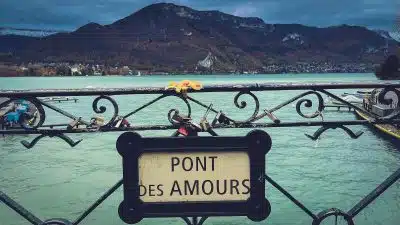 L'emblématique Pont des Amoureux : un must see à Annecy